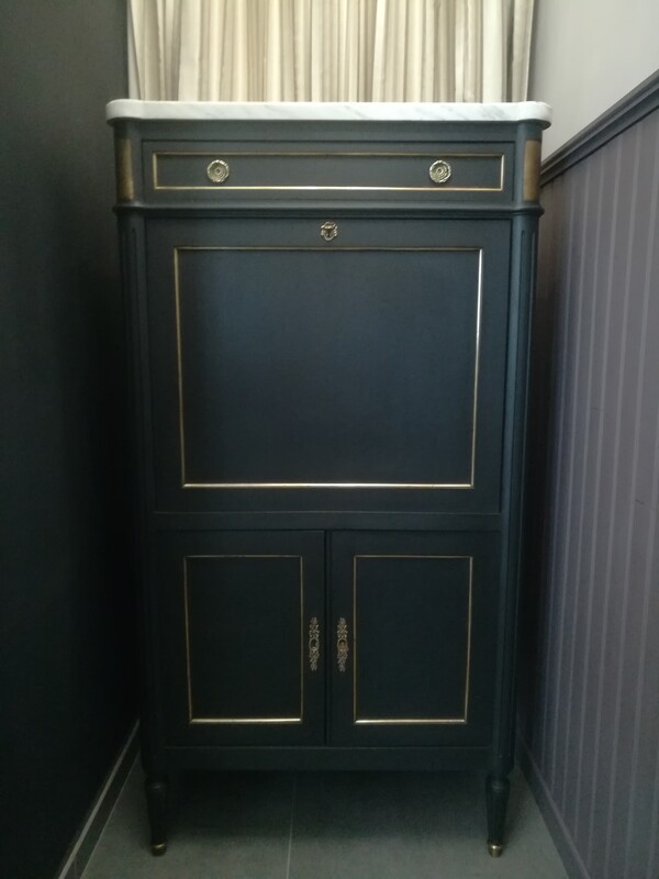 Secrétaire style Louis XVI en bois patiné noir et laiton