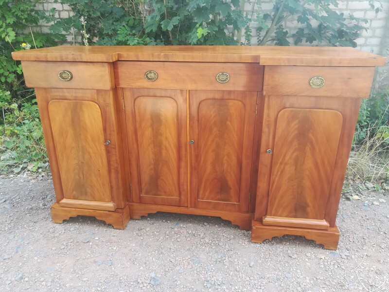 Flamed mahogany veneer dresser