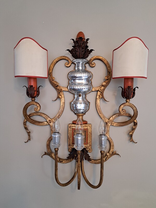Important Baguès wall light in gilded wrought iron and molded glass