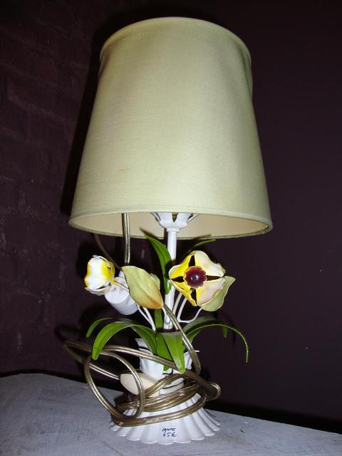 Metal flowers painted lamp