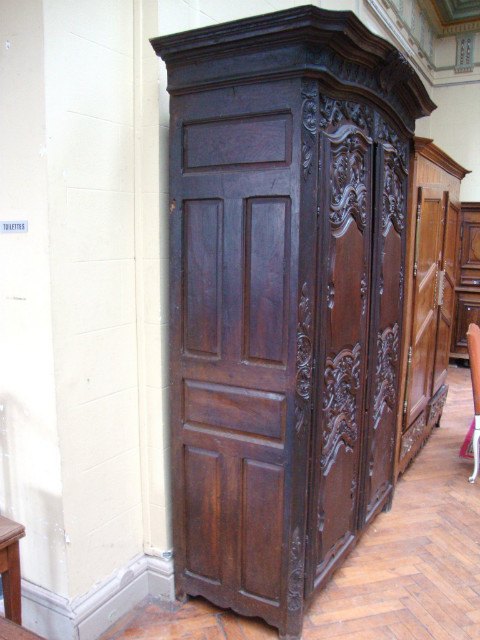 Moulded and richely sculpted Lorraine oak wardrobe 