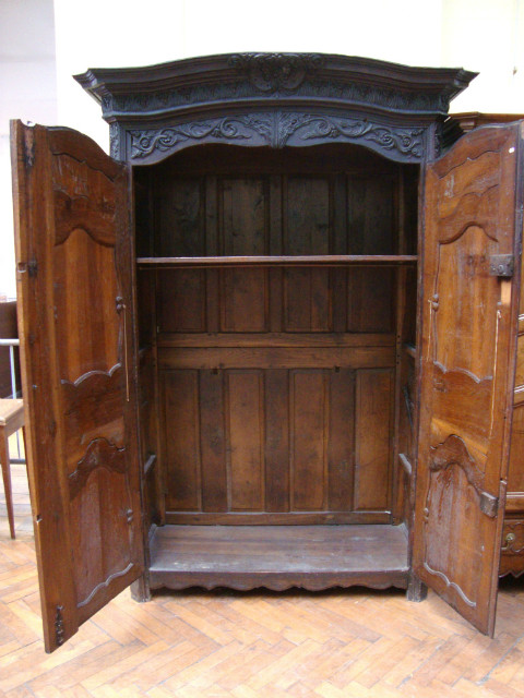 Moulded and richely sculpted Lorraine oak wardrobe 