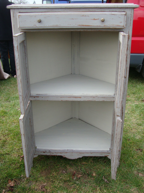 Painted corner 4 doors cupboard