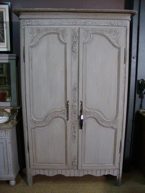 Painted oak wardrobe with sculpted flowers decoration