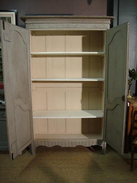 Painted oak wardrobe with sculpted flowers decoration