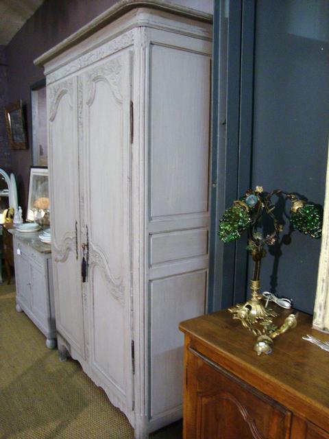 Painted oak wardrobe with sculpted flowers decoration