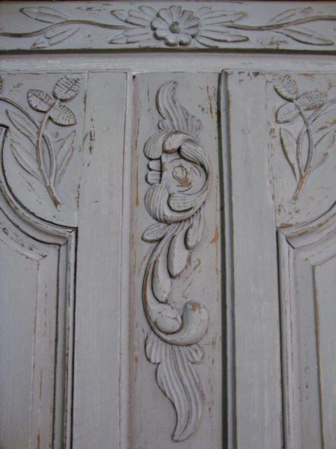 Painted oak wardrobe with sculpted flowers decoration