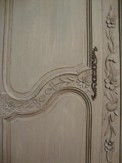 Painted oak wardrobe with sculpted flowers decoration