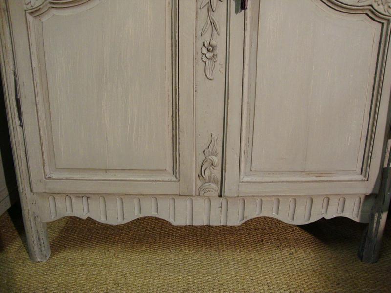 Painted oak wardrobe with sculpted flowers decoration