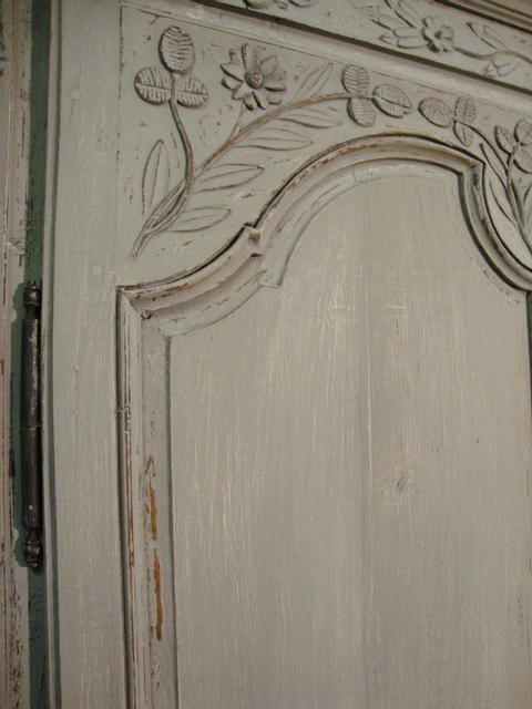 Painted oak wardrobe with sculpted flowers decoration