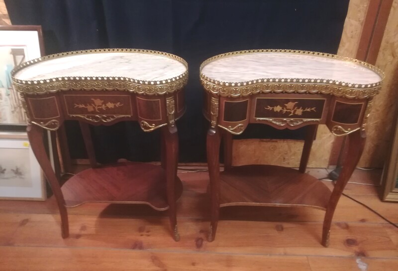 Pair of inlaid and gilded bronze Louis XV style kidney lounge tables
