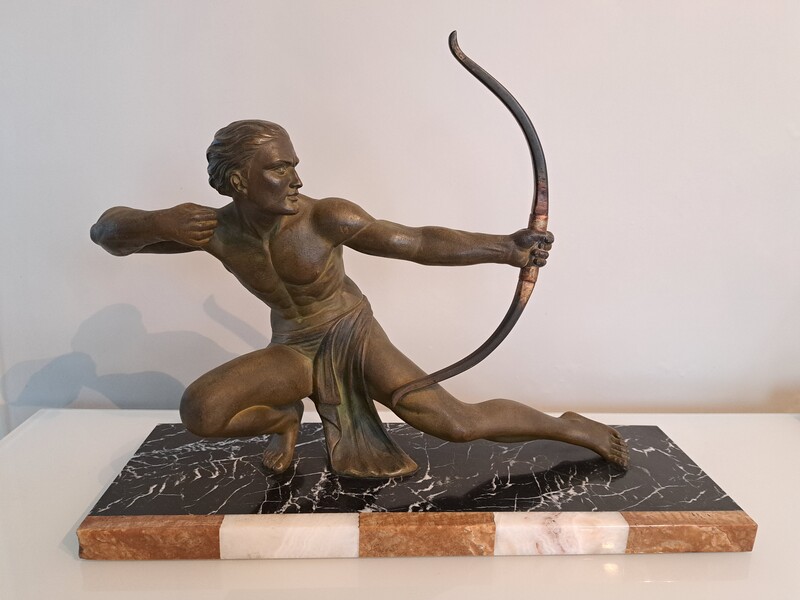 Art déco sculpture of an archer in spelter and terrace in marble/onyx