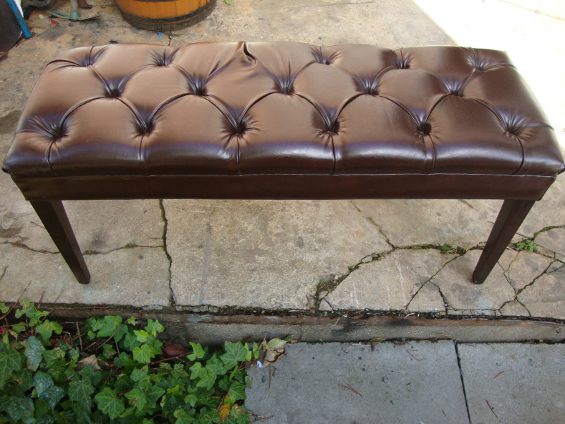 Simili leather bordeaux chesterfield bench
