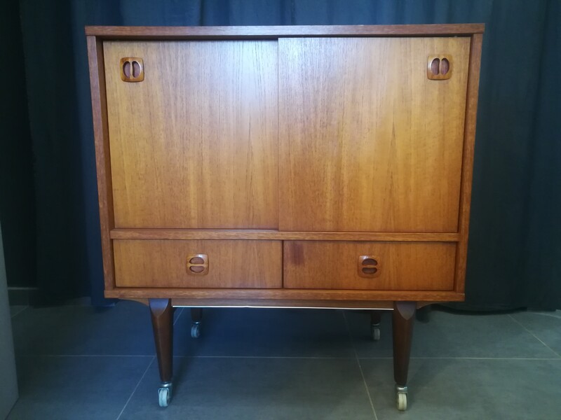 Small scandinavian teck dresser