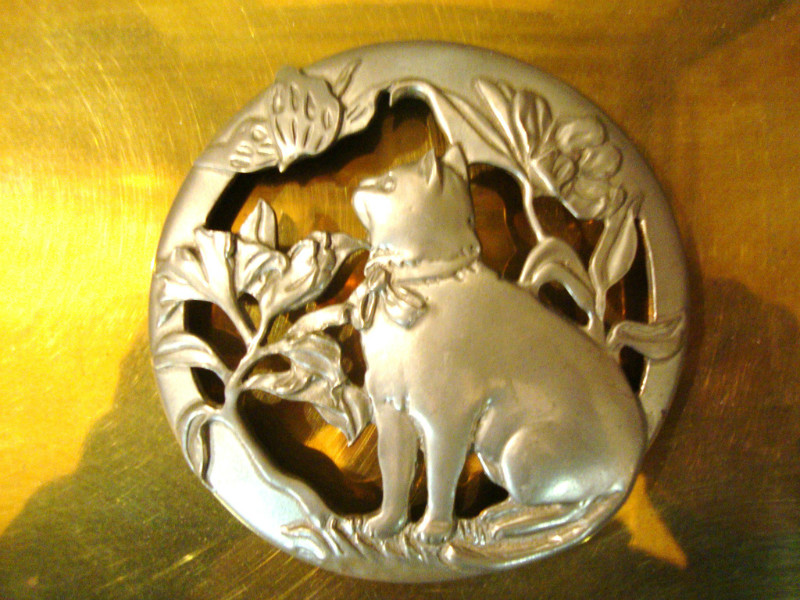 Small sculpted alu cat