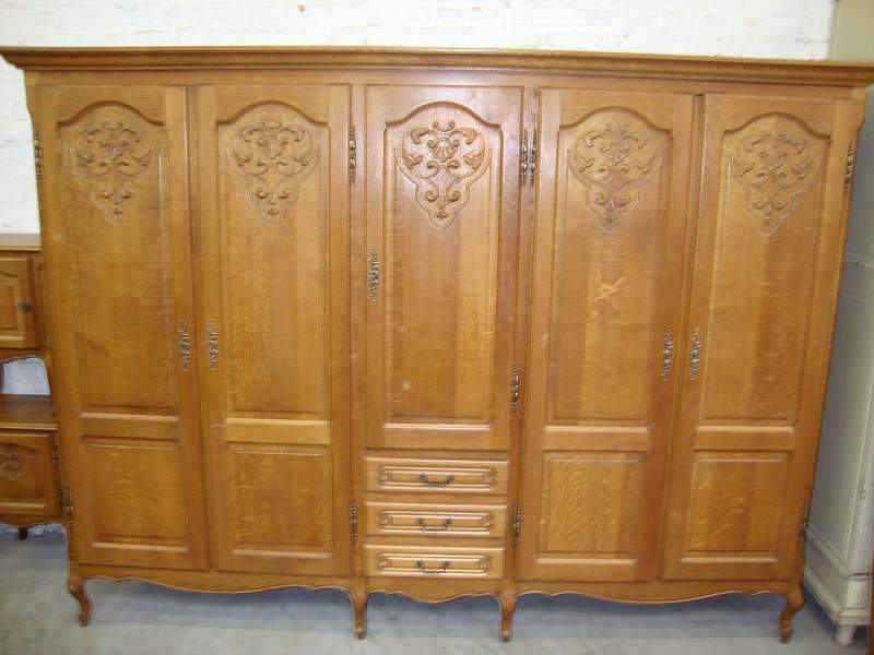 Suite of 1 Wardrobe, pair of bedside cabinet and oak bed