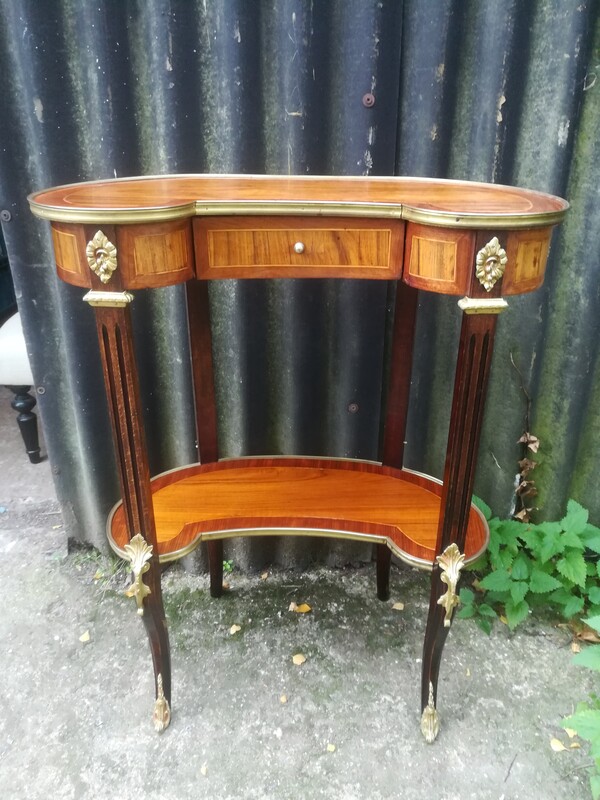 Inlaid and gilded bronze kidney shape lounge table