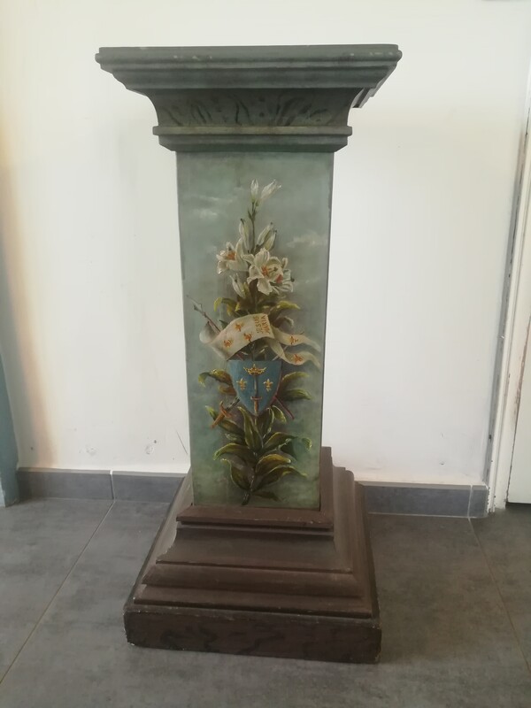 Wood painted column with coats of arms, lily flowers and landscapes